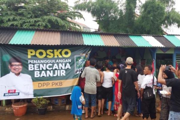 Hari Kedua, Tim Dapur PKB Kembali Salurkan Bantuan Banjir di Kampung Pulo