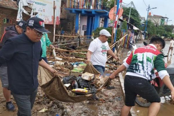 PKB Bantu Warga Korban Banjir Bersihkan Rumah dan Sampah