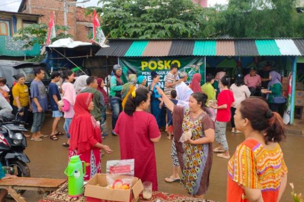 PKB Bagikan Ribuan Bungkus Makanan dan Alat Kebersihan di Kampung Pulo