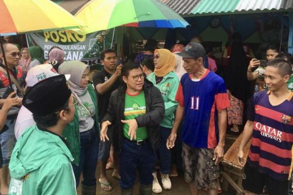 Gus Muhaimin Sapa Korban Banjir di Bantaran Kali Ciliwung