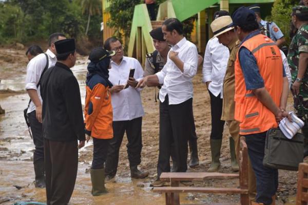 Usai ke Bogor, Jokowi Tinjau Lokasi Banjir di Lebak