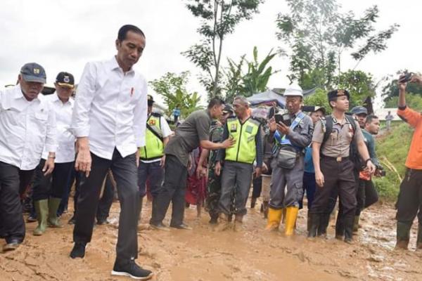 Presiden Jokowi Imbau Warga Sukajaya Korban Longsor Mau Direlokasi