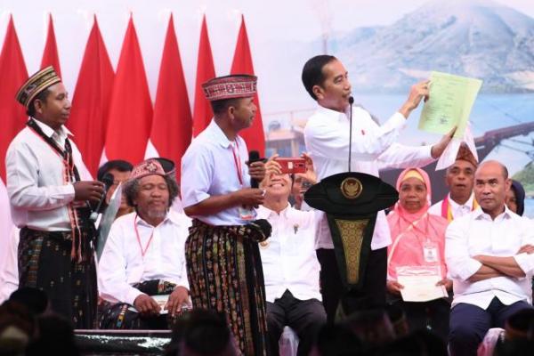 Presiden Bagikan Ribuan Sertifikat Tanah ke Warga Labuan Bajo