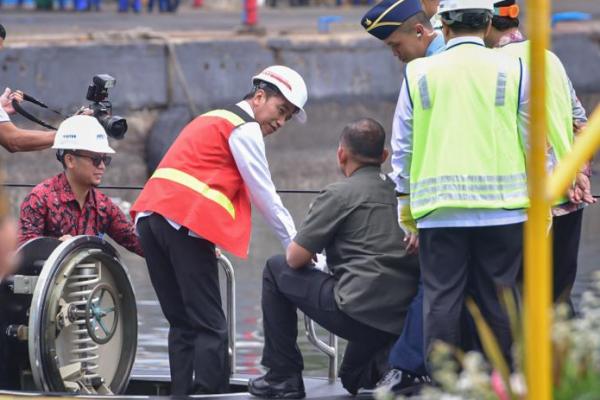 Ke Surabaya, Presiden Jokowi Cek Kapal Selam Alugoro-405