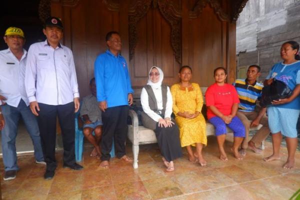 Farida Hidayati Serahkan Bantuan untuk Korban Banjir Bandang di Bojonegoro