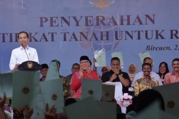 Presiden Jokowi Serahkan 2.576 Sertifikat Tanah di Bireuen Aceh