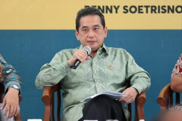Menteri Agus Serahkan Bantuan APD ke 550 Pedagang Pasar Atas Baru Cimahi