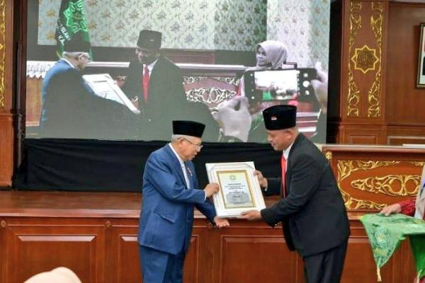 Kiai Maruf Terima Gelar `Bapak Ekonomi Syariah Indonesia` di UIN Suska Riau