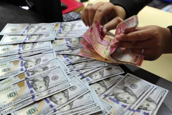 Kurs Rupiah Terhadap Dolar di 3 Bank Senin Siang