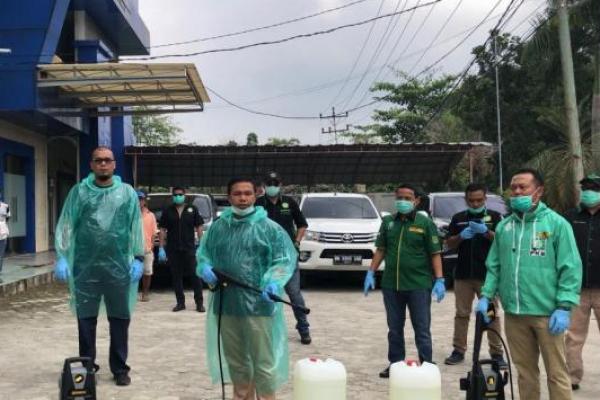 Perangi Covid-19, PKB Riau Baksos Semprot Disinfektan Fasilitas Umum dan Rumah Ibadah