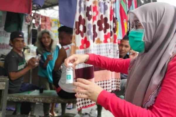PP Fatayat NU Bagikan Hand Sanitizer ke Warga Jakarta, Depok dan Tangerang