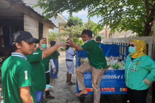 Bersama Hadapi Covid-19, Kader PKB Depok Bagikan Sembako ke Warga