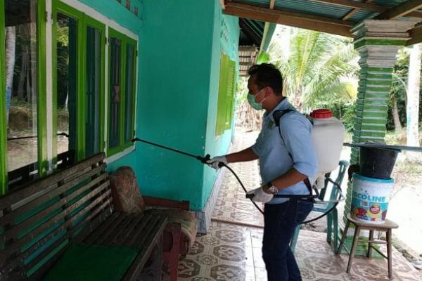 Legislator PKB Sumbar Lakukan Penyemprotan Disinfektan di Rumah Warga