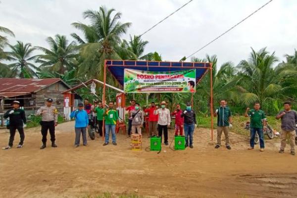 PKB Inhil Semprotkan Disinfektan di Desa Sialang Panjang