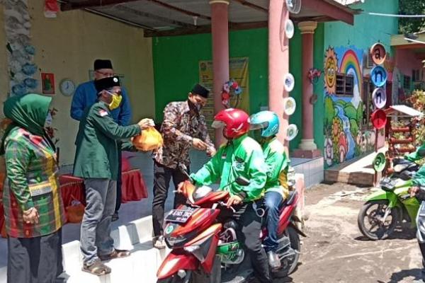 Lagi, Politisi PKB Anisah Syakur dan Putranya Bagikan Sembako ke Driver Nujek