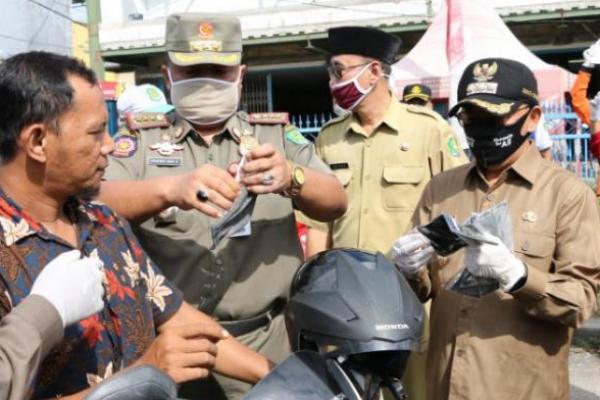 Jaga Zona Tetap Hijau, Bupati Busyro Karim Bagikan Masker Gratis