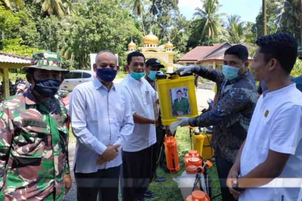 Reses, Legislator PKB Padang Pariaman Serahkan Bantuan Disinfektan