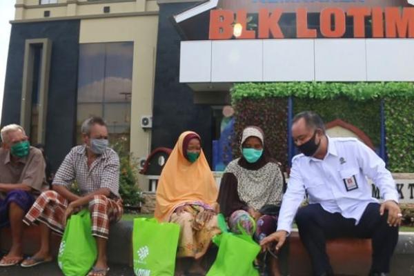 BLK Lombok Timur Bagikan 500 Paket Sembako ke Masyarakat
