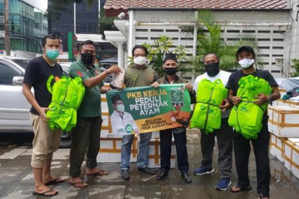 Beli Ribuan Ayam dari Peternak, PKB Langsung Bagikan ke Korban PHK