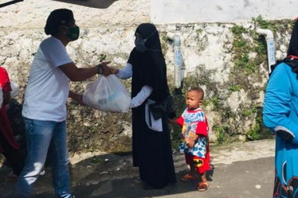 Politisi PKB, Kadafi Bagikan Paket Sembako ke Masyarakat