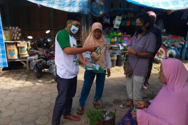 Cegah Corona, PKB Buton Bagikan Masker dan Token Listrik Gratis ke Warga