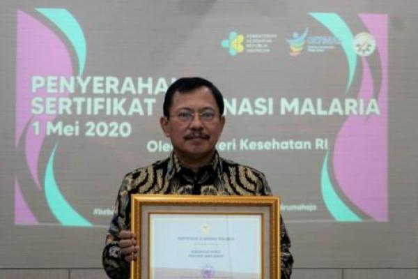 Menkes Terawan Berikan Sertifikat Eliminasi Malaria ke 6 Kabupaten/Kota