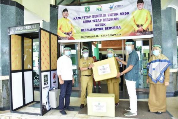 PKB Bengkalis Salurkan APD Pelindung Wajah ke RSUD dan Puskesmas