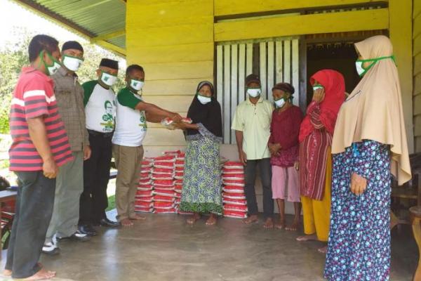 DPC PKB Muna dan Legislatornya Blusukan Bagikan Sembako dan Masker ke Warga