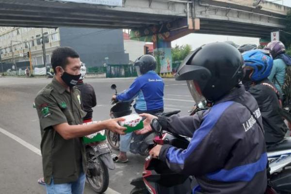 Garda Bangsa Lampung Gencar Bagikan Takjil ke Warga