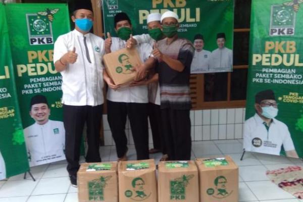 Ribuan Paket Sembako Gus AMI Disalurkan ke Guru Ngaji di Garut