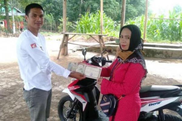 Soni Setiawan Beri Bantuan Sepeda Motor ke Ketua PAC Muslimat NU Sungkai Utara