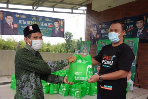 PKB Kabupaten Tangerang Salurkan Bantuan Sembako untuk Guru Ngaji dan Korban PHK