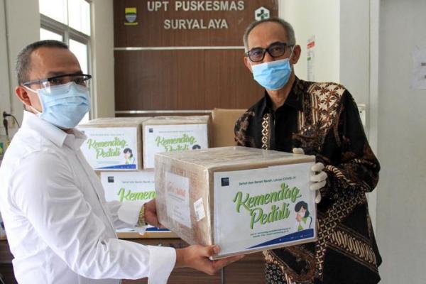 Kemendag Salurkan Bantuan Alkes ke Puskesmas Suryalaya Bandung