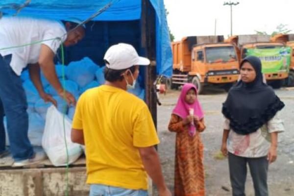 Tokoh Muda Lamsel, Alif Turut Bagikan Sembako Kadafi Berbagi