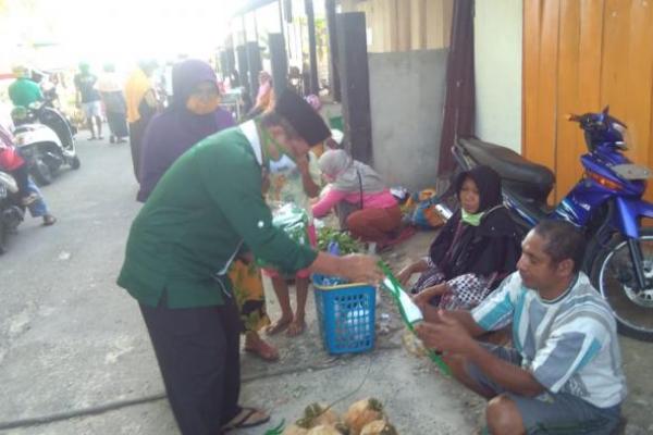 Cegah Penyebaran Corona, PKB Wakatobi Bagikan Masker di Pasar Tradisional