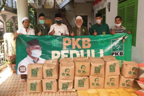 PKB Pandeglang Serahkan Bantuan Cak Imin ke Guru Ngaji, Abuya Muhtadi Mengaku Bangga