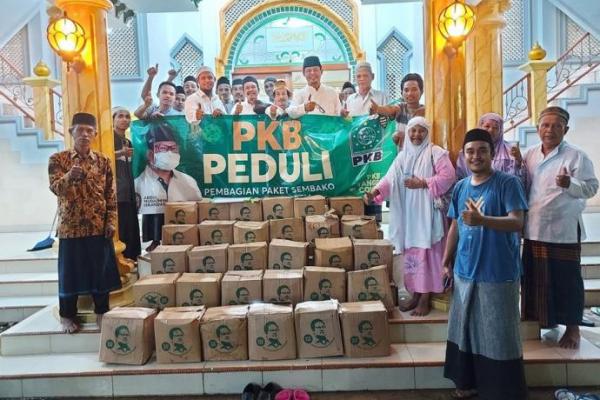 Ringankan Beban Warga Labuan, PKB Pandeglang Bagikan Bantuan Gus Muhaimin