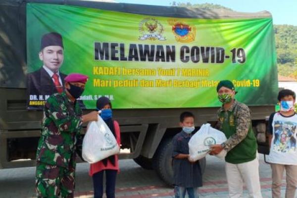 Gandeng Yonif 7 Marinir Pesawaran, Kadafi Bagikan Sembako ke Masyarakat