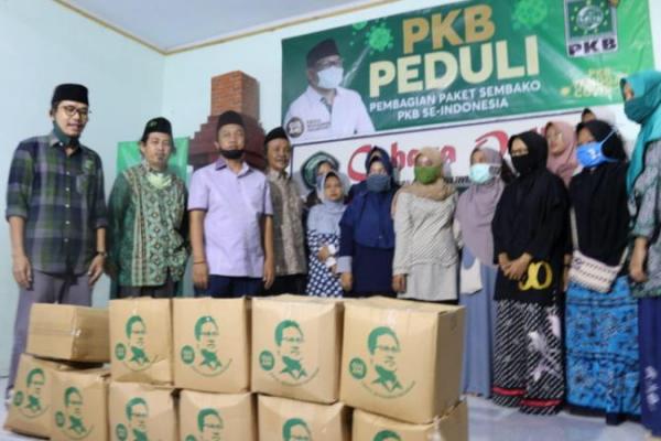 Ribuan Paket Sembako Gus AMI Disalurkan ke Guru Ngaji di Subang