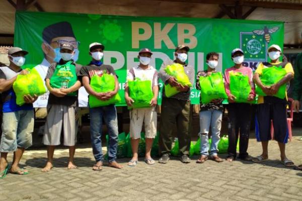 PKB Pasuruan Salurkan Ribuan Paket Sembako ke Kuli Bangunan Terdampak Covid-19