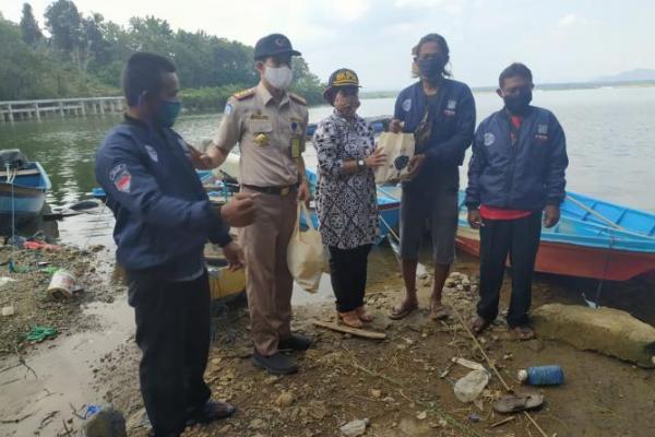 Peduli Masyarakat Terdampak COVID-19, Luluk Salurkan Bantuan Sembako di Wonogiri