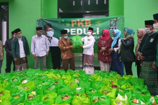 Bantu Ringankan Beban Masyarakat, PKB Batang Salurkan 2.500 Paket Sembako