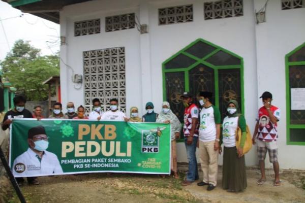 DPC PKB Kota Baubau Salurkan Sembako Cak Imin ke Beberapa Pesantren