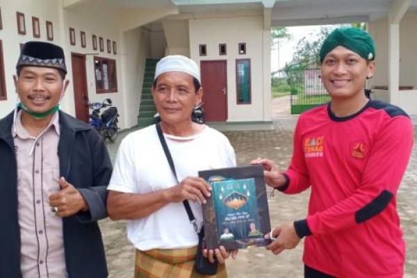 Muhammad Kadafi Bagikan Bingkisan untuk Guru Ngaji