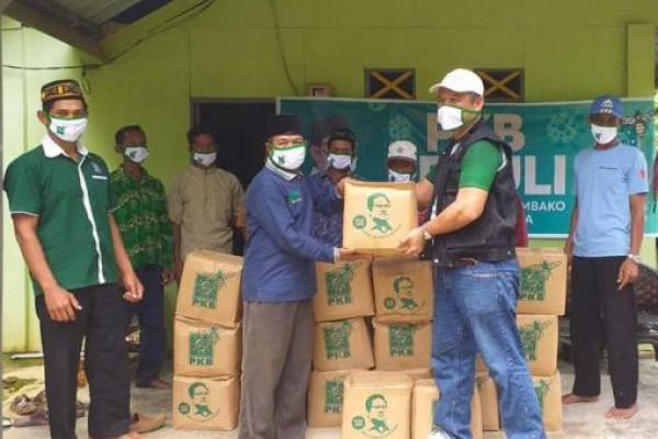 PKB Konawe Bagikan Sembako Bantuan Gus Muhaimin ke Warga