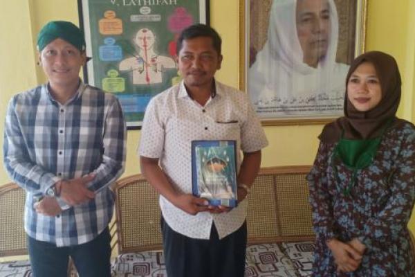 Kadafi dan Alif Berbagi dengan Pengasuh Pesantren dan Guru Ngaji