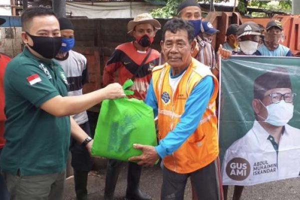 Petugas Sampah Dapat Bantuan Sembako dari Muhaimin Iskandar 
