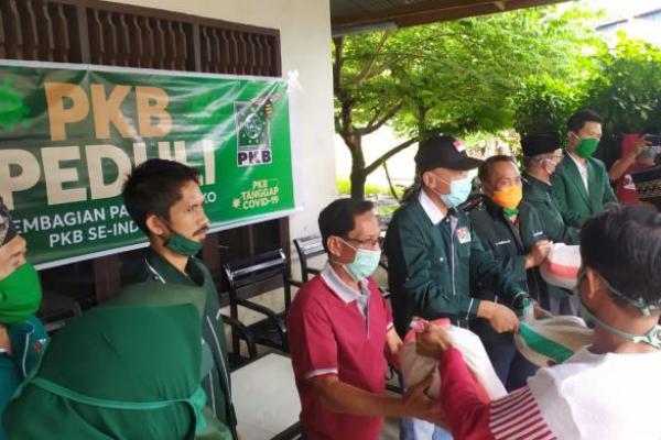 Jelang Lebaran, DPC PKB Kolaka Utara Bagikan Sembako Cak Imin