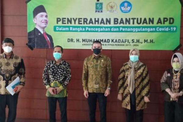 Muhammad Kadafi Serahkan Bantuan APD ke 7 Rumah Sakit di Lampung