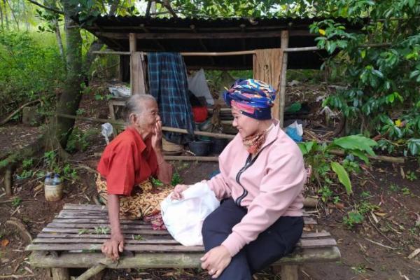 Luluk Nur Hamidah Bantu Mbah Ngadikem Bangun Rumah Baru